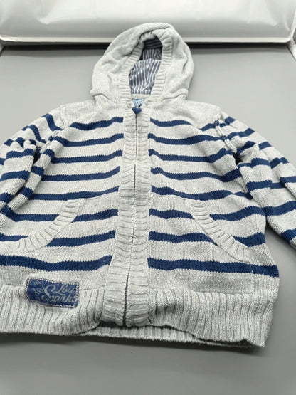 Detail der Kapuze, des Reißverschlusses, der Taschen und des gestrickten Streifenmusters