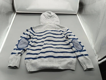 Rückseite der Strickjacke mit gestreiften Zierflicken auf beiden Ellenbogen
