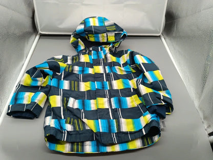 Gesamtansicht der karierten Kinderjacke mit Kapuze und Ärmelbündchen
