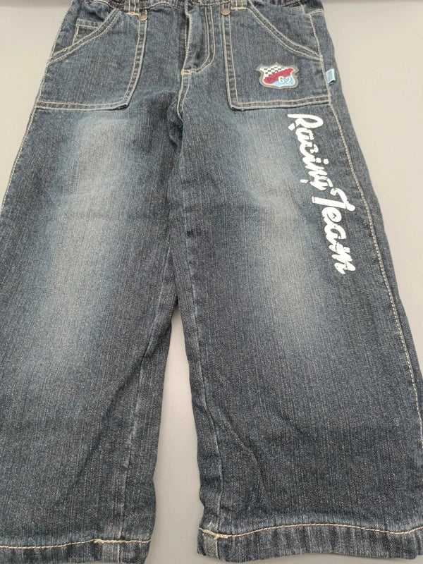 Detail von Taschen und Racing-Team-Schriftzug auf der Topolino Jeans