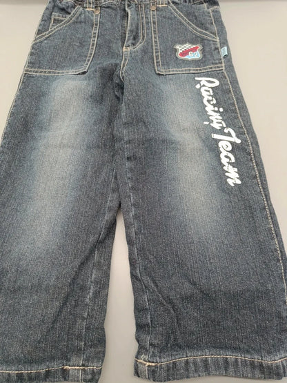 Detail von Taschen und Racing-Team-Schriftzug auf der Topolino Jeans