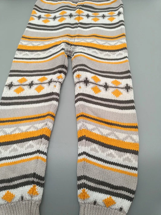 Detail des orange-grauen Musters und der Beinabschlüsse