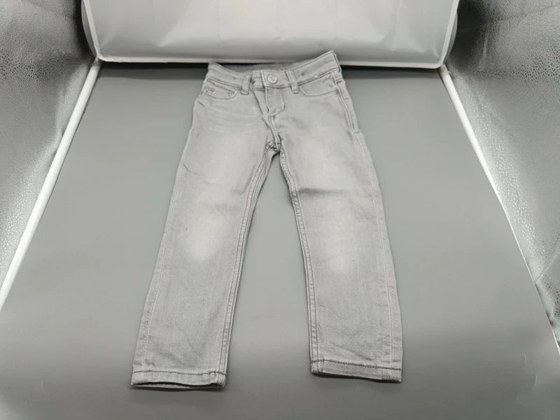 Gesamtansicht der grauen Jeanshose mit schmalen Hosenbeinen