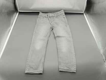 Gesamtansicht der grauen Jeanshose mit schmalen Hosenbeinen