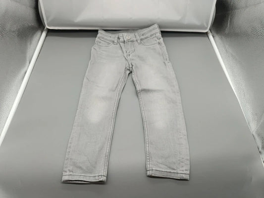 Gesamtansicht der grauen Jeanshose mit schmalen Hosenbeinen