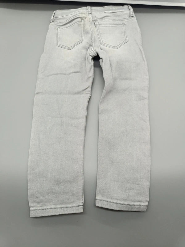 Rückseite der grauen Skinny&Denim Jeanshose mit Gesäßtaschen