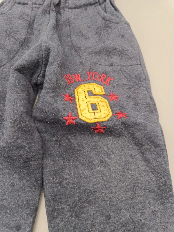 Grau melierte Kinder-Jogginghose mit New York 6 Motiv, Vorderseite