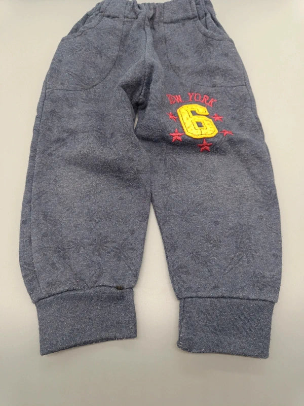 Nahaufnahme des New York 6 Aufdrucks auf der Kinderhose