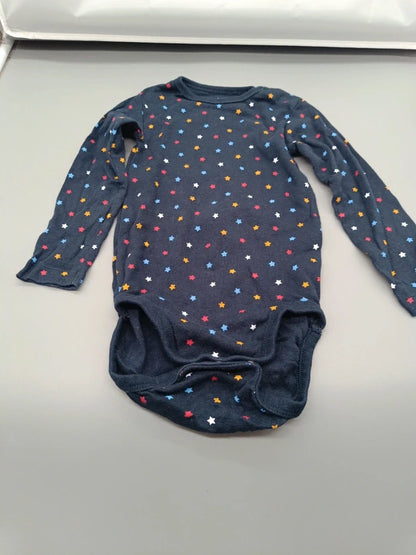 Marineblauer H&M Langarmbody Größe 86 mit buntem Sternenmuster, Vorderseite