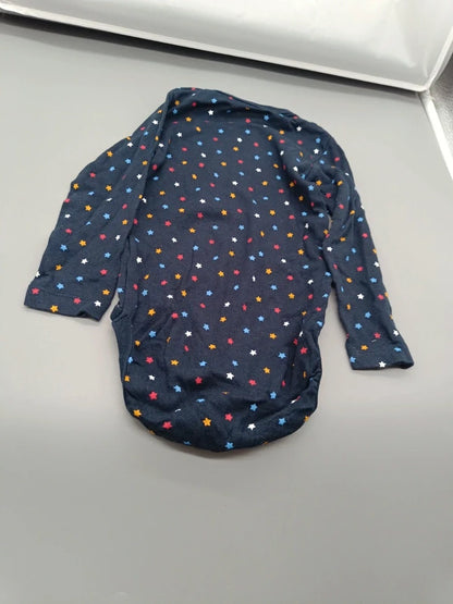 Rückseite des marineblauen H&M Langarmbodys mit bunten Sternen