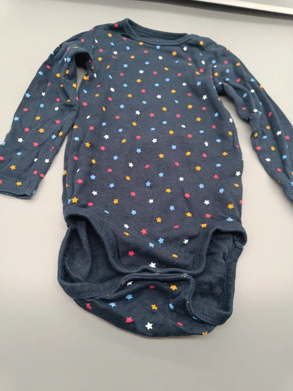 Detailansicht des Sternenmusters auf dem marineblauen H&M Body