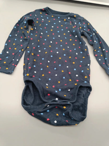Detailansicht des Sternenmusters auf dem marineblauen H&M Body