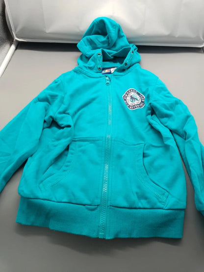Detail der türkisen Lupilu Jacke mit Kapuze, Brustaufdruck und zwei Taschen