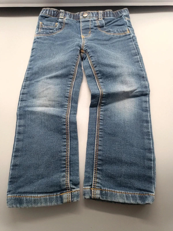 Rückseite der blauen s.Oliver Kinder-Jeans Größe 92 mit zwei Gesäßtaschen