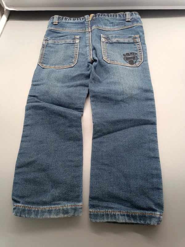 Vorderseite der s.Oliver Jeans mit elastischem Bund, Zierknopf und Taschen