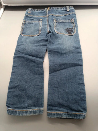 Vorderseite der s.Oliver Jeans mit elastischem Bund, Zierknopf und Taschen