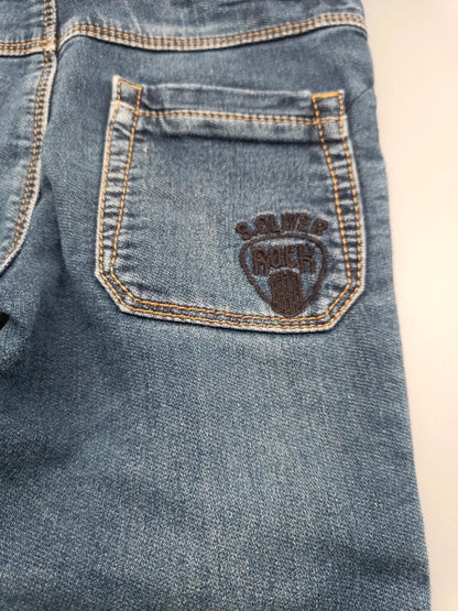 Detail einer Gesäßtasche mit dunkler Stickerei auf der blauen Jeans