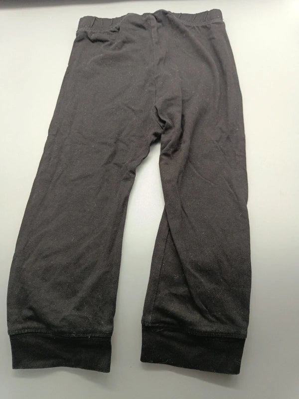 Einfarbig schwarze Rückseite der H&M Hose mit Beinbündchen