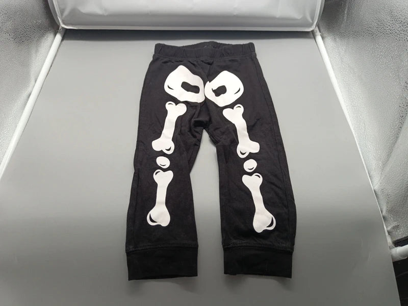 Detail des weißen Knochenmotivs auf der schwarzen Kinderhose