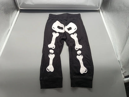 Detail des weißen Knochenmotivs auf der schwarzen Kinderhose