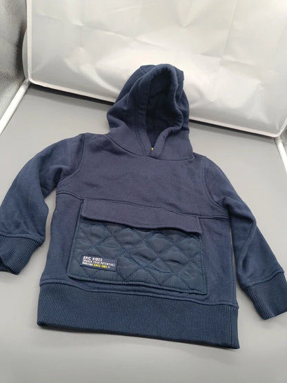 Detail des marineblauen Hoodies mit Kapuze ohne Kordel und gesteppter Bauchtasche