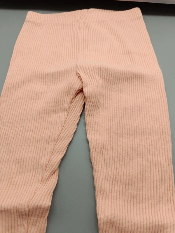 Detail der Rippstruktur und des Bunds der apricotfarbenen Leggings