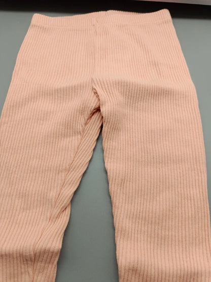 Detail der Rippstruktur und des Bunds der apricotfarbenen Leggings