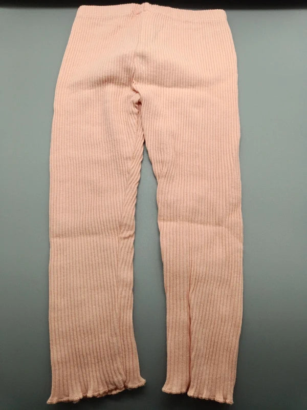 Rückseite der apricotfarbenen LC Waikiki Leggings mit gewellten Beinabschlüssen