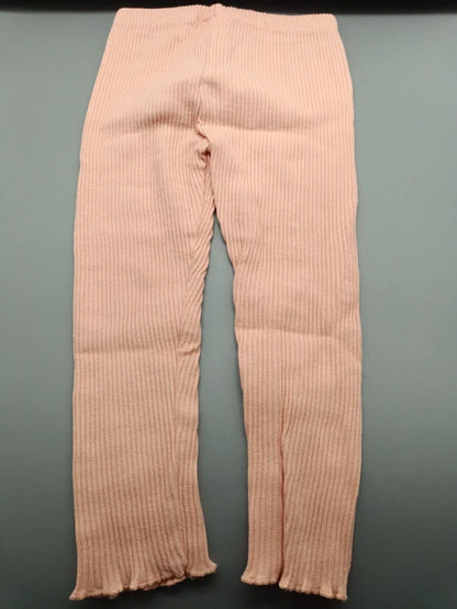Rückseite der apricotfarbenen LC Waikiki Leggings mit gewellten Beinabschlüssen