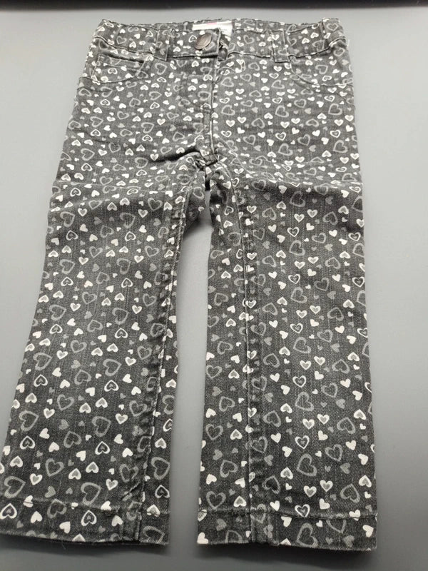 Graue Topomini Jeanshose Größe 86 mit weißen Herzen, Vorderseite