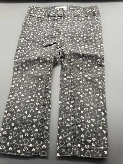 Graue Topomini Jeanshose Größe 86 mit weißen Herzen, Vorderseite