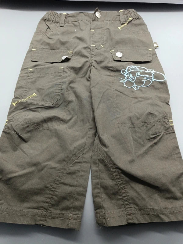 Khakifarbene Kinderhose Größe 86 mit Druckknopf, Taschen und Tiermotiv, Vorderseite