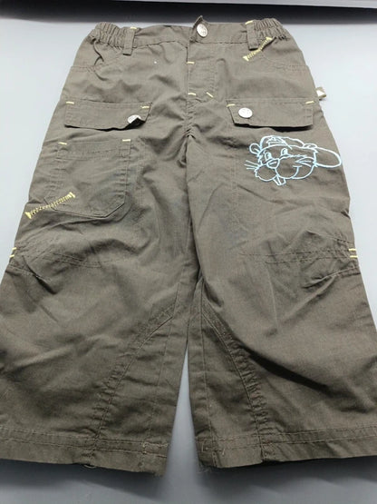 Khakifarbene Kinderhose Größe 86 mit Druckknopf, Taschen und Tiermotiv, Vorderseite
