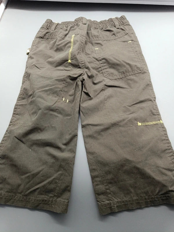 Rückseite der khakifarbenen Kinderhose mit Gesäßtasche