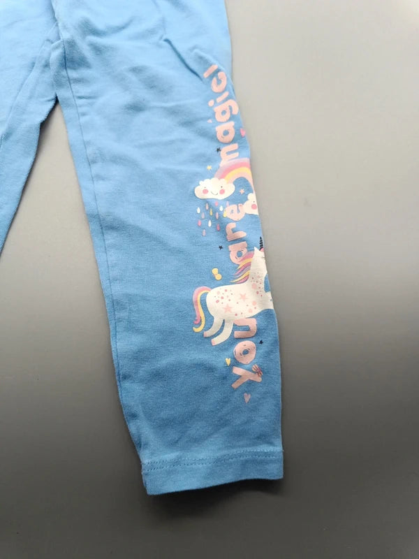 Einhorn- und Schriftmotiv am Bein der hellblauen Leggings