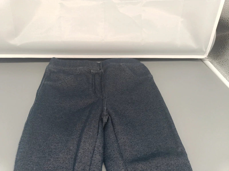 Nahaufnahme der Rückseite der marineblauen Kinder-Leggings