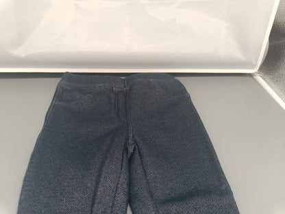 Nahaufnahme der Rückseite der marineblauen Kinder-Leggings