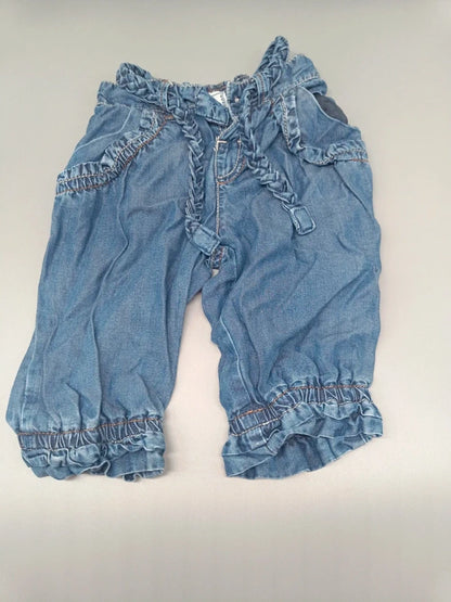 Blaue Mayoral Babyhose Größe 74 mit Stoffgürtel und Rüschen an den Beinen, Vorderseite