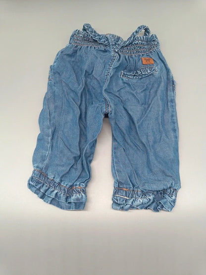 Rückseite der blauen Mayoral Hose mit Ziertasche und gerüschten Beinabschlüssen