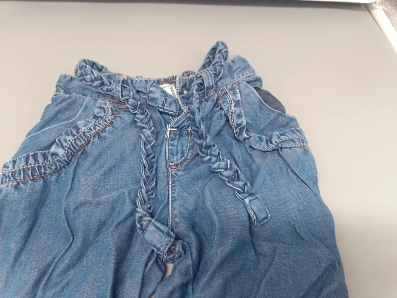 Detail des elastischen Bunds, Stoffgürtels und der vorderen Taschen