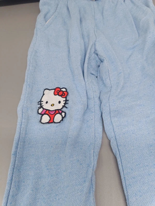 Detail des Hello-Kitty-Motivs und der Hosentaschen