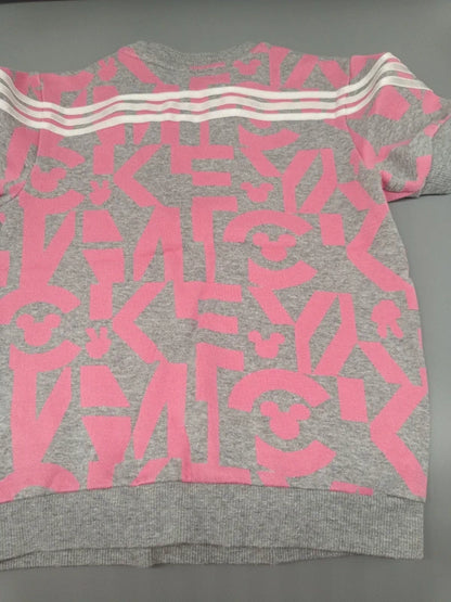Rückseite des grau-pinken Kinder-T-Shirts mit weißen Schulterstreifen