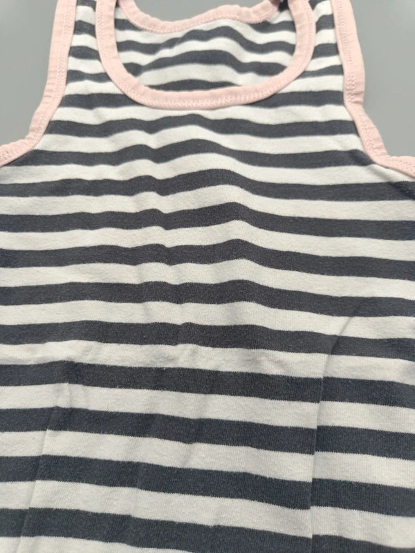 Detail der Streifen und rosafarbenen Einfassung am Achselshirt