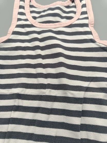 Detail der Streifen und rosafarbenen Einfassung am Achselshirt