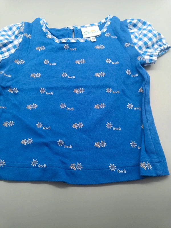 Detail der kleinen Motive und des Ausschnitts am blauen Kinder-T-Shirt