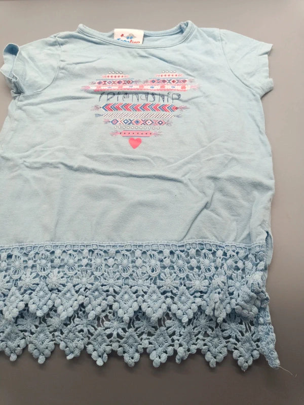 Hellblaues Topolino T-Shirt Größe 104 mit buntem Aufdruck und breiter Häkelborte, Vorderseite