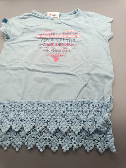 Hellblaues Topolino T-Shirt Größe 104 mit buntem Aufdruck und breiter Häkelborte, Vorderseite