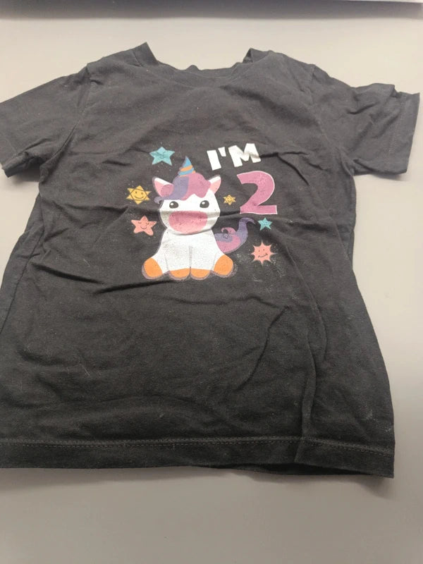 Schwarzes Kinder-T-Shirt mit Einhorn und I'm 2 Aufdruck, Vorderseite