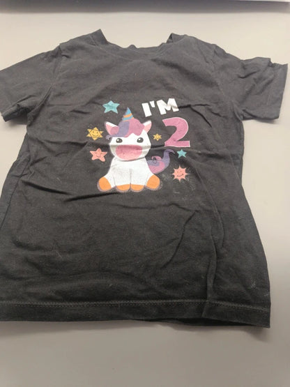 Schwarzes Kinder-T-Shirt mit Einhorn und I'm 2 Aufdruck, Vorderseite