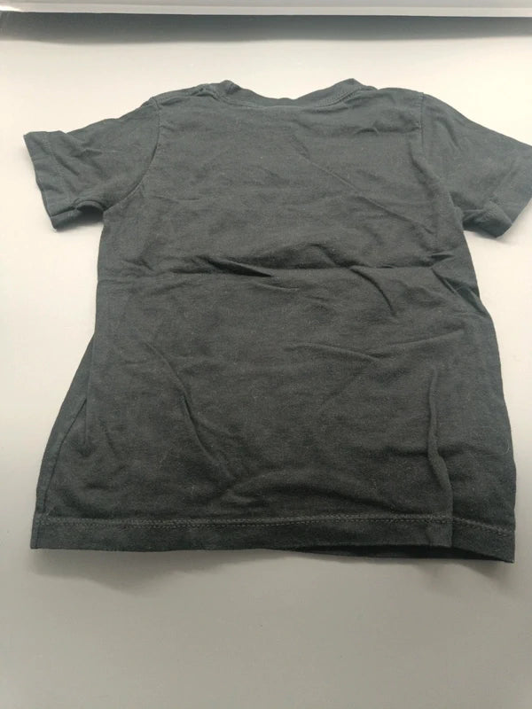 Rückseite des schwarzen Port & Company Kinder-T-Shirts